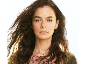 Kadın - Özge Özpirinçci - Bahar Çeşmeli