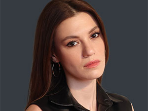 Aile - Yüsra Geyik - Yağmur Akın Kimdir?