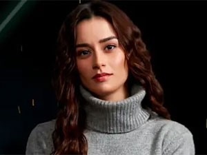 Annemizi Saklarken - Ece Yaşar - Derya Güven Kimdir?