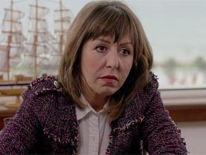 Arka Sokaklar - Nazlı Tosunoğlu - Nazike Özçaylan Kimdir?