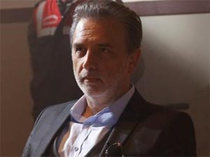 Avlu - Saydam Yeniay - Zeki Öztürk Kimdir?