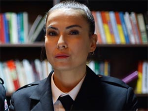 Avlu - Şebnem Dönmez - Nihal Ünal Kimdir?