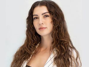 Çocukluk - Burcu Özberk - Ayşegül Kimdir?
