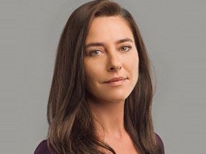 Dayan Yüreğim - Ece Uslu - Elvan Kimdir?