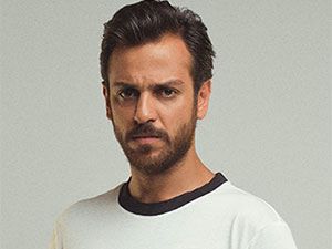 Familya - Erkan Kolçak Köstendil - Toprak Beyoğlu Kimdir?