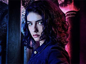 Hakan: Muhafız - Hazar Ergüçlü - Zeynep Kimdir?