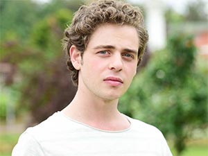 Kanatsız Kuşlar - Emir Özden - Emre Kimdir?