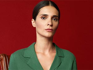 Kırmızı Oda - Meriç Aral - Ayşe Gölge Kimdir?