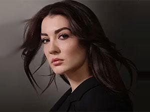Kraliçe - Burcu Özberk - Deniz Gencer Akça Kimdir?