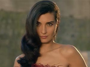 Menajerimi Ara - Tuba Büyüküstün - Tuba Büyüküstün Kimdir?