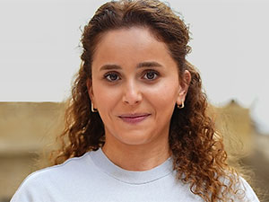Sevdan Bir Ateş - Azra Sare - Esma Kimdir?