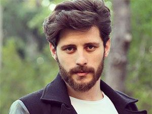 Seviyor Sevmiyor - Ali Yağcı - Meriç Kimdir?