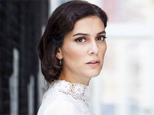 Vatanım Sensin - Bergüzar Korel - Azize Kimdir?