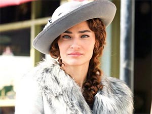 Vatanım Sensin - Saadet Işıl Aksoy - Lucy Kimdir?