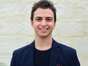 Zümrüdüanka - Barış Küçükgüler - Latif Demirkan Kimdir?