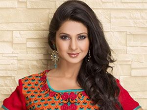 İki Yabancı - Jennifer Winget - Kumud Sundari Saraswatichandra Vyas Kimdir?