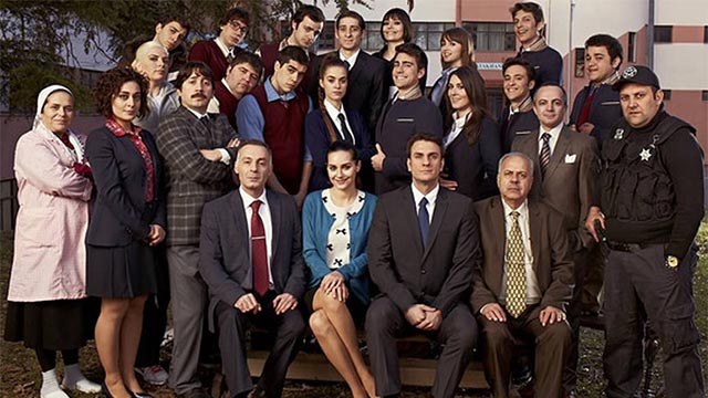 Boynu Bükükler Oyuncuları